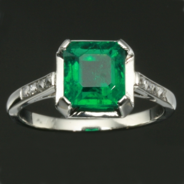 Art Deco platinum engagement ring with stunning emerald